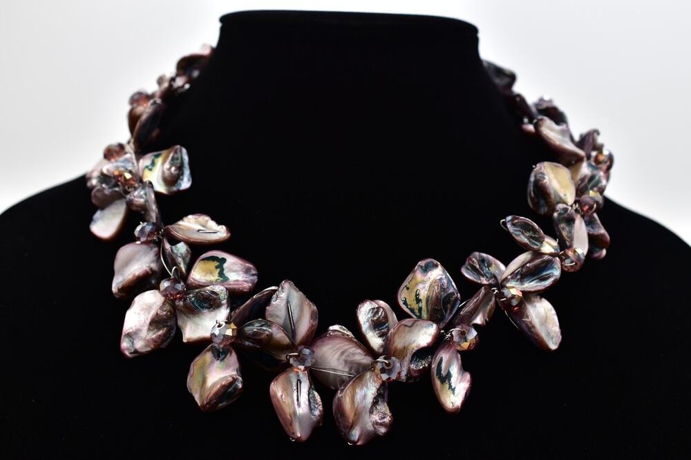 Teng Yue Mother Pearl Shell Floral Statement Necklace Iridescent Purple BinA17